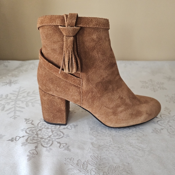 Le Chateau Ankle Boots Cognac Suede NWT Style Y076 Sz 8 - Picture 2 of 15